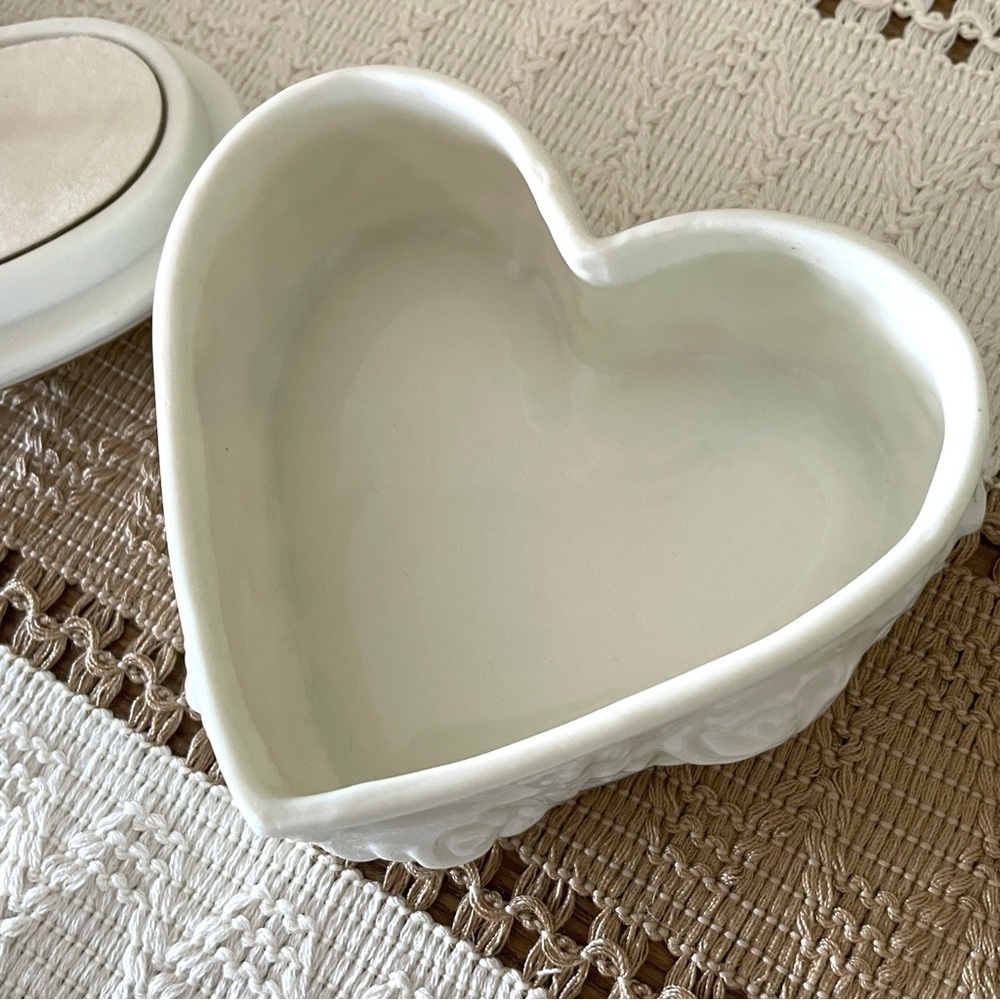 White Heart-Shaped Ceramic Jewelry Music Box with Gold Trim - Picture 5 of 11